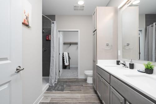 Ένα μπάνιο στο Luxe Escape Near DT Indy