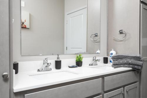 Bilik mandi di Luxe Escape Near DT Indy