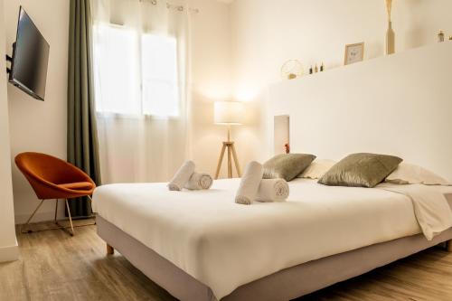 a large white bed in a room with a window at Casamea - Suite U Sognu in Talasani