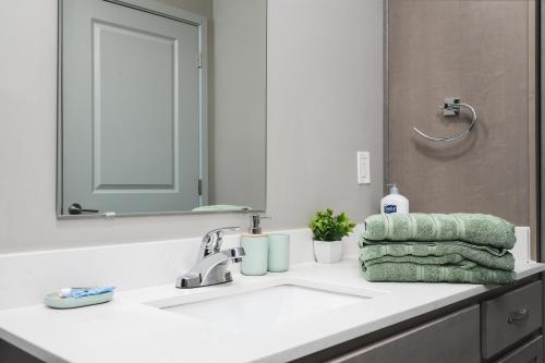 Bilik mandi di Luxe Escape Near DT Indy