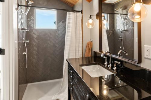 un bagno con vasca, lavandino e doccia di Seas the Day. a Rockaway Beach