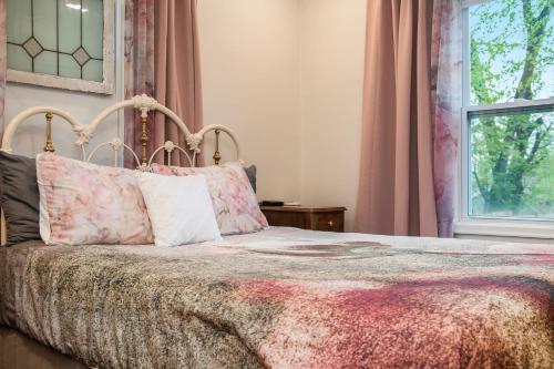 En eller flere senge i et værelse på Sweet Rose Cottage A Romantic Getaway