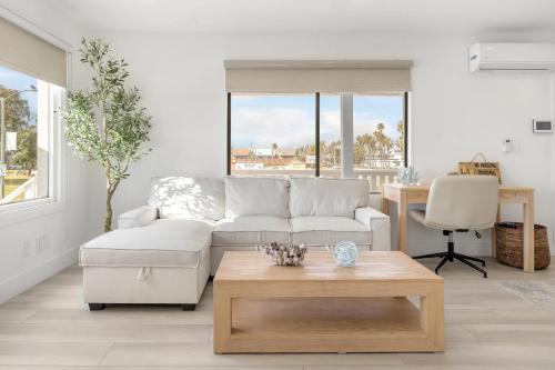Χώρος καθιστικού στο Walk to the Sand Ocean Views Balcony Parking Sunset Surf