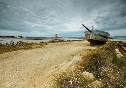 a boat sitting on the side of a dirt road at Semplice BnB Bonagia in Valderice