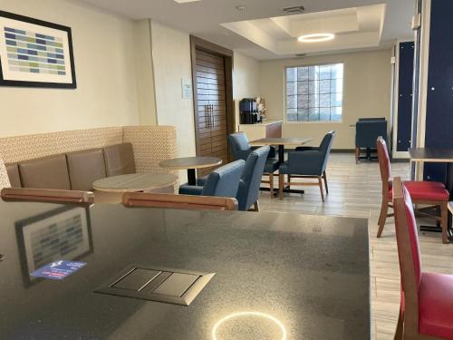 Χώρος καθιστικού στο Holiday Inn Express Hotel and Suites Ada by IHG