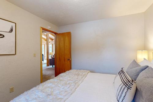 Ένα ή περισσότερα κρεβάτια σε δωμάτιο στο Aspen View Cabin