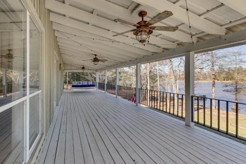 Balkoni atau teres di Tranquil Gantt Lake Home with Deck and Patio!