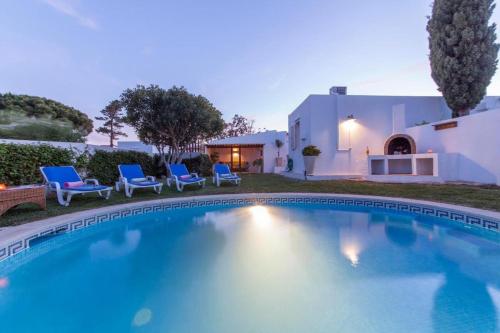 Villa Lori, pool, 5 min drive to beach in Albufeira