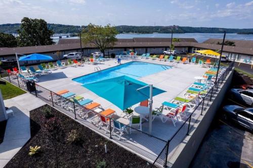 an overhead view of a pool with chairs and umbrellas at Lakeview Getaway in Kimberling City