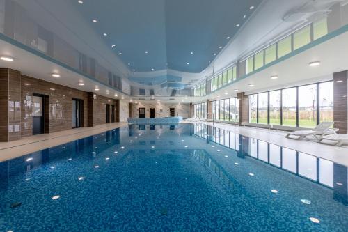 a large swimming pool in a building at Apolonia apartament II- SPA in Dziwnów