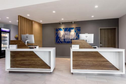 Ο χώρος του λόμπι ή της ρεσεψιόν στο Holiday Inn Express & Suites Macclenny by IHG
