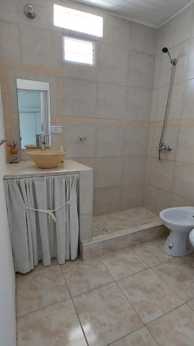 a bathroom with a sink and a toilet at Jazmín del cielo Monoambiente independiente interno in Paraná
