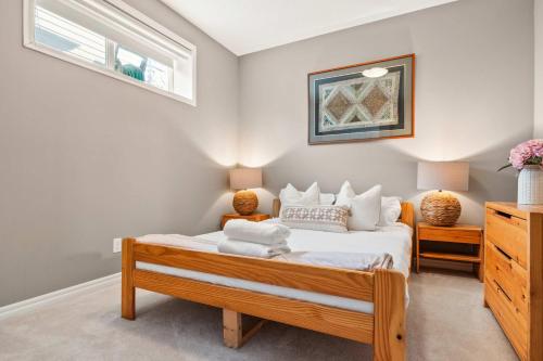 Gallery image of Ultimate Family Getaway- Large 4BR Oasis Near Airport w FREE Banff Pass, Wine, Parking & Netflix! in Calgary
