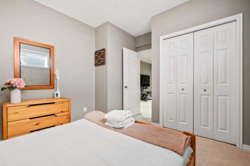 Gallery image of Ultimate Family Getaway- Large 4BR Oasis Near Airport w FREE Banff Pass, Wine, Parking & Netflix! in Calgary