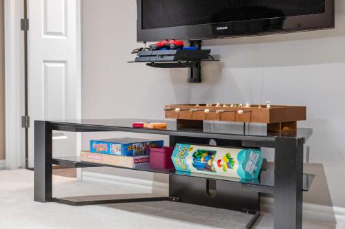 Gallery image of Ultimate Family Getaway- Large 4BR Oasis Near Airport w FREE Banff Pass, Wine, Parking & Netflix! in Calgary
