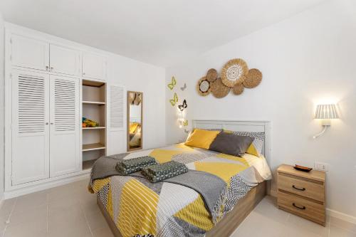 Sea View Terrace, 3 min Beach Pool & Fast WiFi