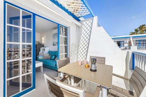 Sea View Terrace, 3 min Beach Pool & Fast WiFi