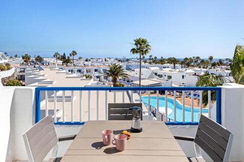 Sea View Terrace, 3 min Beach Pool & Fast WiFi
