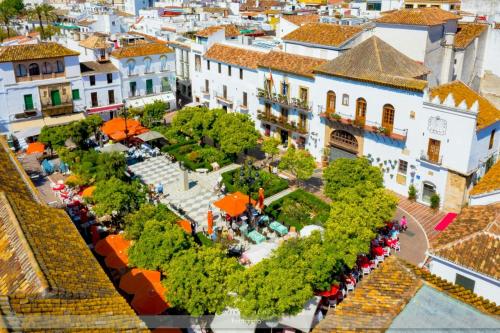 an aerial view of a city with buildings at Apartamento Plaza de los naranjos in Marbella