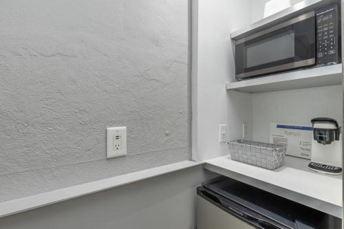 a kitchen with a microwave and a refrigerator at Blue Star Motel in Douglas