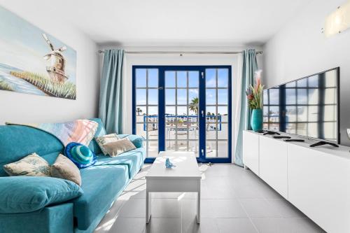 Sea View Terrace, 3 min Beach Pool & Fast WiFi