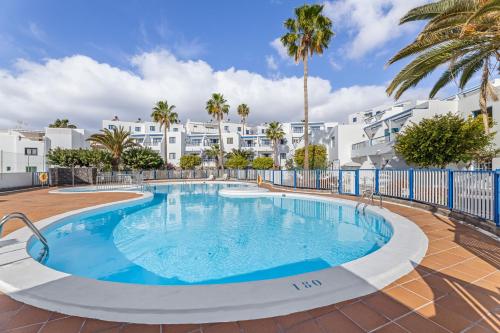 Sea View Terrace, 3 min Beach Pool & Fast WiFi