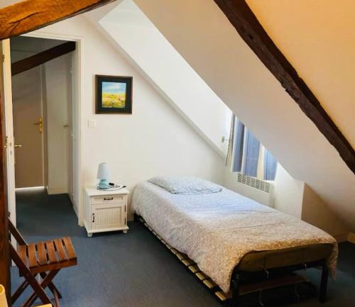 - une chambre avec un lit et un escalier dans l'établissement Superbe duplex en résidence, à Honfleur