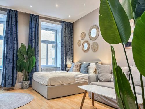 un salon avec un lit et un canapé dans l'établissement Augarten Suites I 5 min to Metro I 10 Min to City, à Vienne