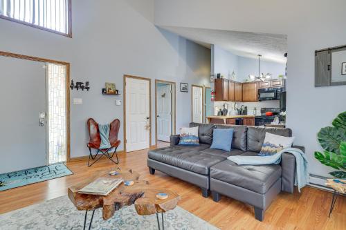 Χώρος καθιστικού στο Fire Pit, Pool and Beach Access Tobyhanna Home!