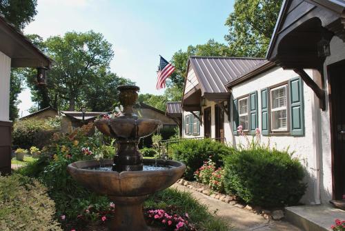 Κήπος έξω από το Historic Riverview Inn Eight