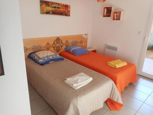 deux lits côte à côte dans une pièce dans l'établissement Bel appartement Narbonne plage, à Narbonne-Plage