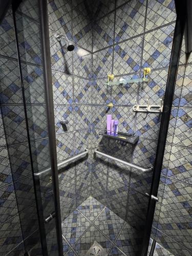 a shower with blue and white tiles on the wall at Excelente casa a 700 m da COP30 in Belém