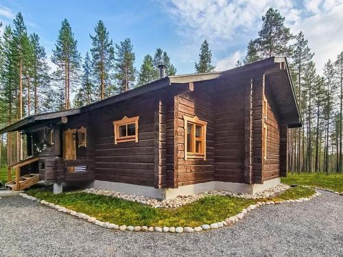eine kleine Blockhütte im Wald in der Unterkunft Holiday Home Juohde by Interhome in Kuusamo