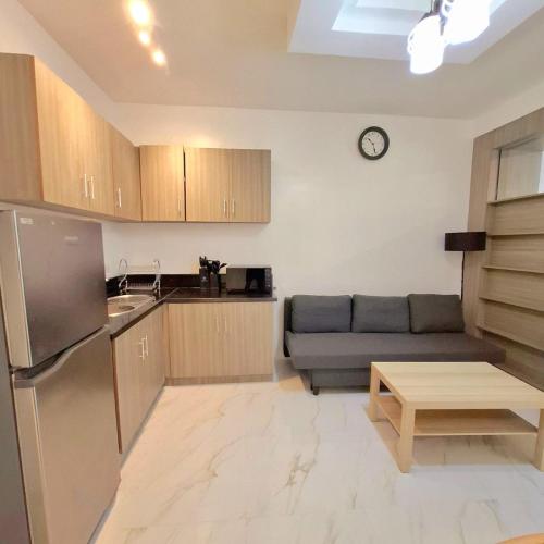 Una cocina o zona de cocina en MANILA BAYVIEW RENTAL- LUXURY AND SUPERIOR 1 - 5 BEDROOM CONDOS WITH BALCONY POOL BAYVIEWS NETFLIX - Housekeeping Available-