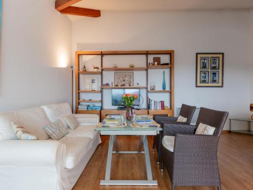 un salon avec un canapé blanc et une table dans l'établissement Apartment Résidence Magellan by Interhome, à Capbreton