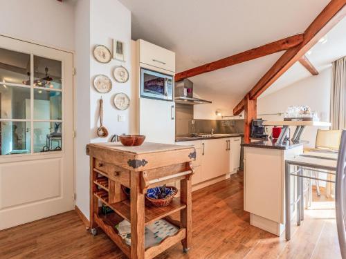 une cuisine avec des armoires blanches et un comptoir en bois dans l'établissement Apartment Résidence Magellan by Interhome, à Capbreton