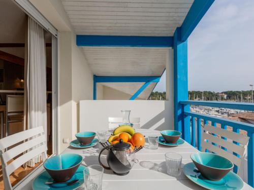 une salle à manger avec une table avec des fruits dessus dans l'établissement Apartment Résidence Magellan by Interhome, à Capbreton