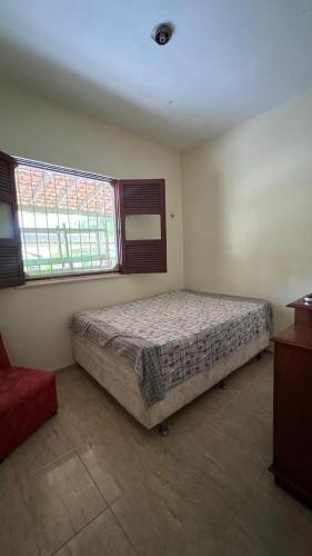 a bedroom with a bed and a window at Paraíso in Benfica