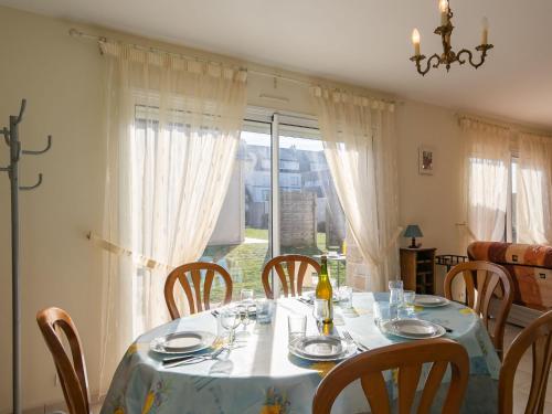 une salle à manger avec une table et des chaises et une fenêtre dans l'établissement Apartment Hortensias 1 by Interhome, à Clohars-Carnoët