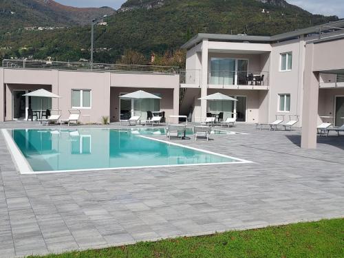 a swimming pool in front of a building at Residence Villa Argentea in Gravedona