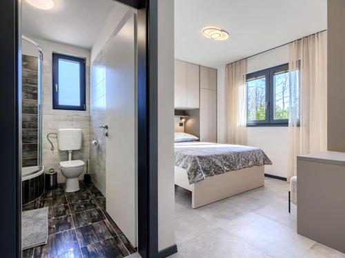 Koupelna v ubytování Holiday Home Kuća Marko by Interhome