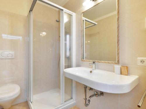 Ένα μπάνιο στο Holiday Home Kostner-2 by Interhome