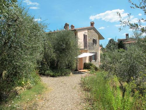 une vue extérieure d'une maison avec des arbres dans l'établissement Holiday Home Montechioccioli-4 by Interhome, à Gaiole in Chianti