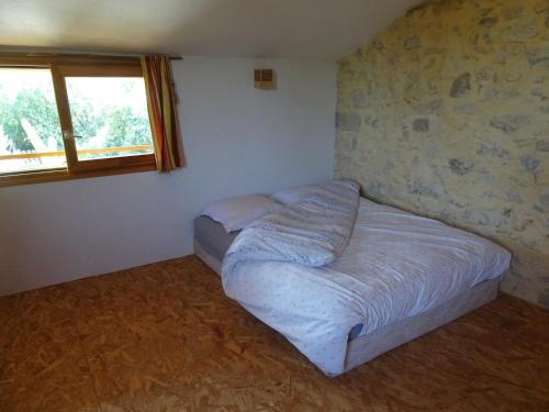 a small bedroom with a bed in the corner at chambre chez l'habitant in Les Bordes-sur-Arize