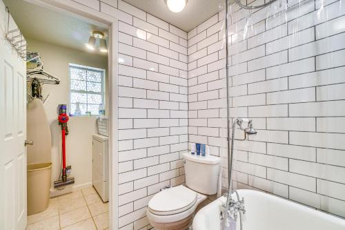 Tellico Plains8 Mi to Tellico Plains Family Home Near Trails!的带马桶和浴缸的浴室