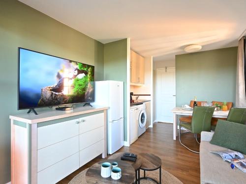 un salon avec une grande télévision à écran plat dans l'établissement Studio Village Cap Estérel - Le Village-83 by Interhome, à Agay