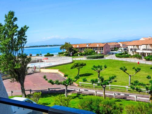 Elle offre une vue sur un parc arboré et l'océan. dans l'établissement Apartment Saba by Interhome, au Barcarès