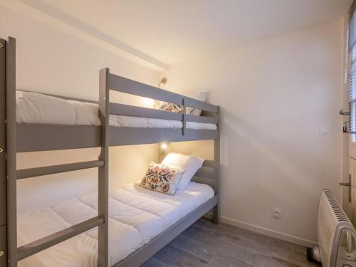 une chambre avec deux lits superposés dans une pièce dans l'établissement Apartment Terre de Sienne by Interhome, aux Issambres