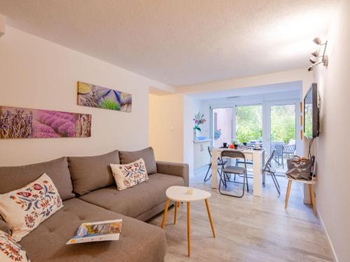un salon avec un canapé et une table dans l'établissement Apartment Terre de Sienne by Interhome, aux Issambres