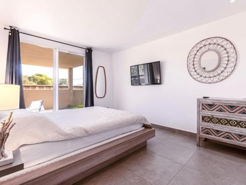 une chambre avec un grand lit et une fenêtre dans l'établissement Holiday Home Casa Caminu by Interhome, à Porto-Vecchio